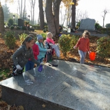modzi-wolontariusze-na-cmentarzu