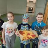 dzieci-robi-pizz