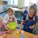 dzieci-robi-ciasteczka