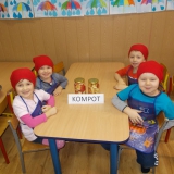kompot-w-sloikach