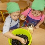 wkladanie-owocow-do-sloikow