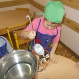 wkladanie-owocow-do-sloikow