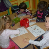 dzieci-koloruja