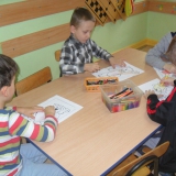 dzieci-koloruja