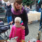 kupujacy-na-jarmarku