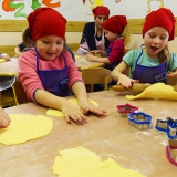 dzieci-wraz-z-rodzicami-wykonuja-ciasteczka