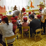 dzieci-wraz-z-rodzicami-wykonuja-ciasteczka