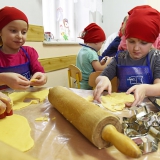 dzieci-wraz-z-rodzicami-wykonuja-ciasteczka