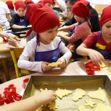 dzieci-wraz-z-rodzicami-wykonuja-ciasteczka