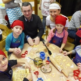 dzieci-wraz-z-rodzicami-wykonuja-ciasteczka
