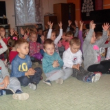 dzieci-ogladaja-koncert