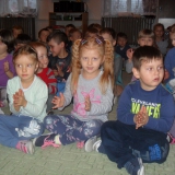 dzieci-ogladaja-koncert