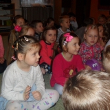 dzieci-ogladaja-koncert