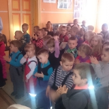 dzieci-ogladaja-jaselka