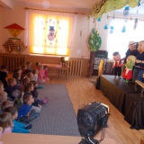 dzieci-ogladaja-spektakl
