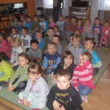 dzieci-ogladaja-spektakl