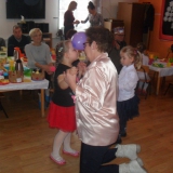 dzieci-i-dziadkowie-tancza