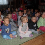 dzieci-ogladaja-koncert