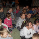 dzieci-ogladaja-koncert