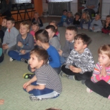 dzieci-ogladaja-koncert