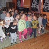 dzieci-ogladaja-koncert