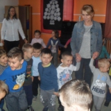 dzieci-ogladaja-koncert