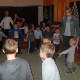 dzieci-ogladaja-koncert