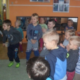 dzieci-ogladaja-koncert