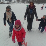 dzieci-jada-na-slizgaczach