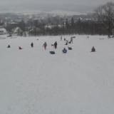 dzieci-jada-na-slizgaczach