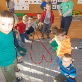dzieci-ukladaja-serca-z-tasiemki-i-papierowych-serduszek