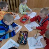 dzieci-rysuja-walentynkowy-upominek