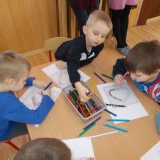 dzieci-rysuja-walentynkowy-upominek