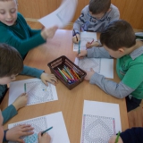 dzieci-rysuja-walentynkowy-upominek