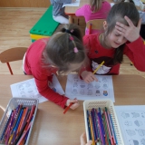 dzieci-rysuja-walentynkowy-upominek