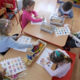 dzieci-rysuja-walentynkowy-upominek