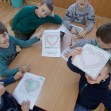 dzieci-rysuja-walentynkowy-upominek