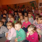 dzieci-ogladaja-spektakl