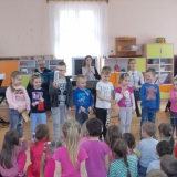dzieci-sluchaja-muzyki