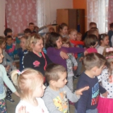 dzieci-ogladaja-koncert
