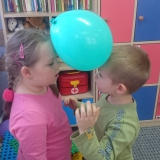 dzieci-tancza-z-balonami