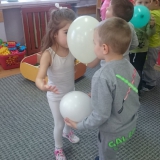 dzieci-tancza-z-balonami