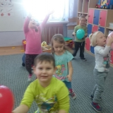 dzieci-tancza-z-balonami