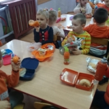 dzieci-jedza-pomaranczowe-owoce-i-warzywa