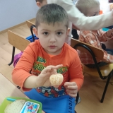 dzieci-jedza-pomaranczowe-owoce-i-warzywa