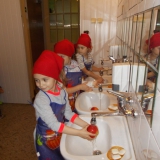 dzieci-myja-owoce