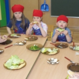 dzieci-samodzielnie-przygotowuja-sniadanie