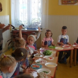 dzieci-robia-kanapki
