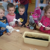 dzieci-sadza-rosliny