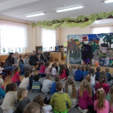 dzieci-ogladaja-spektakl